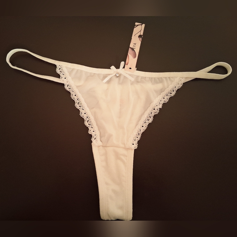 NEW Elegant White Lace Thong